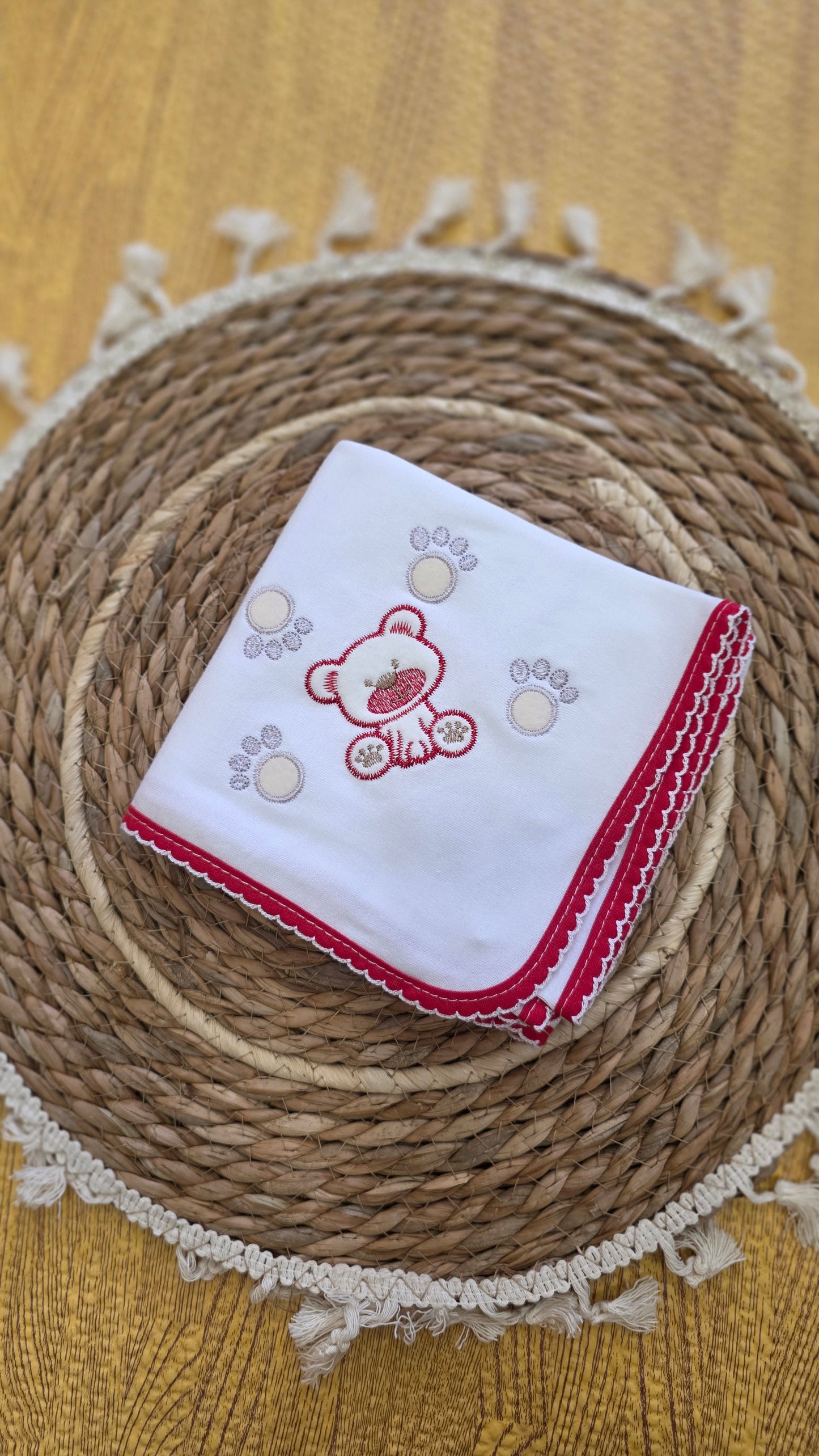 Fralda de Pano em Algodão com Ursinho e Patinhas Bordados - Vermelho