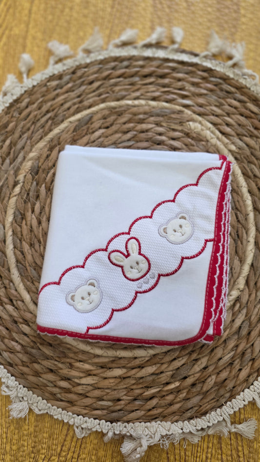 Fralda de Pano em Algodão com Coelhinho e gatinhos Bordados - Vermelho