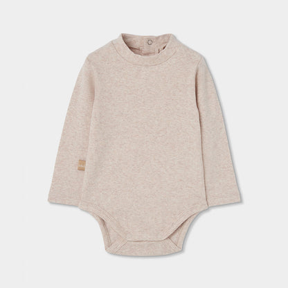 Conjunto Jardineiras de Ganga Urso e Body Bege