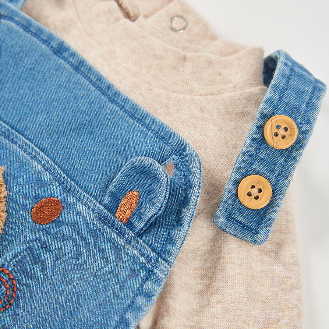 Conjunto Jardineiras de Ganga Urso e Body Bege