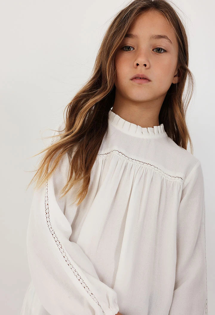 Blusa branca com renda e gola franzida