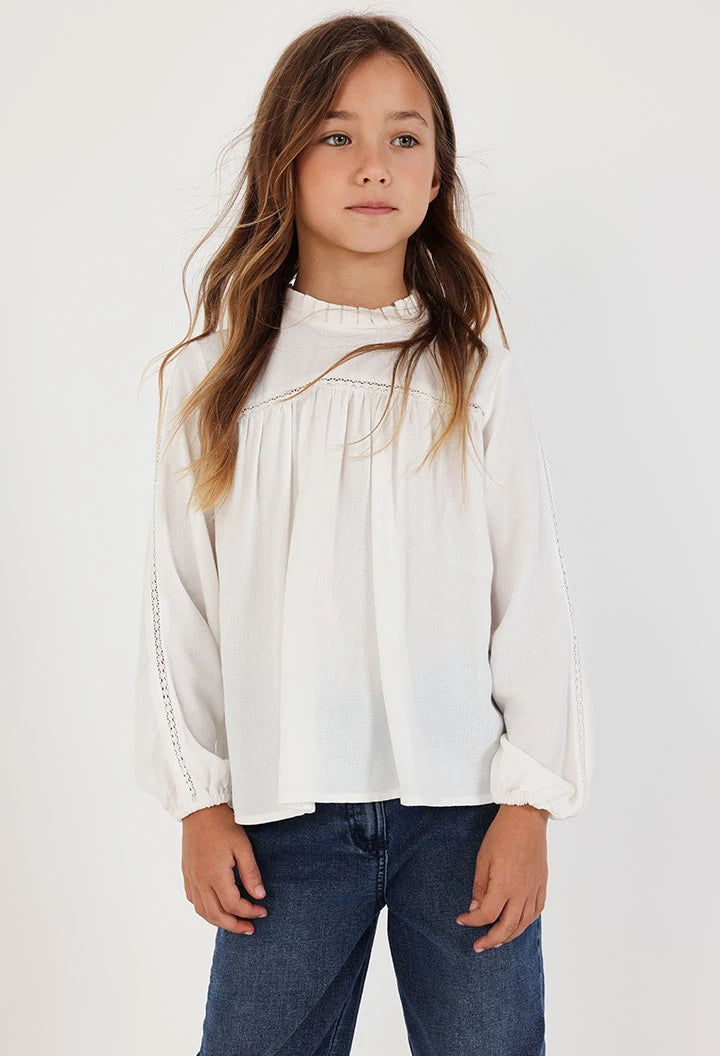 Blusa branca com renda e gola franzida