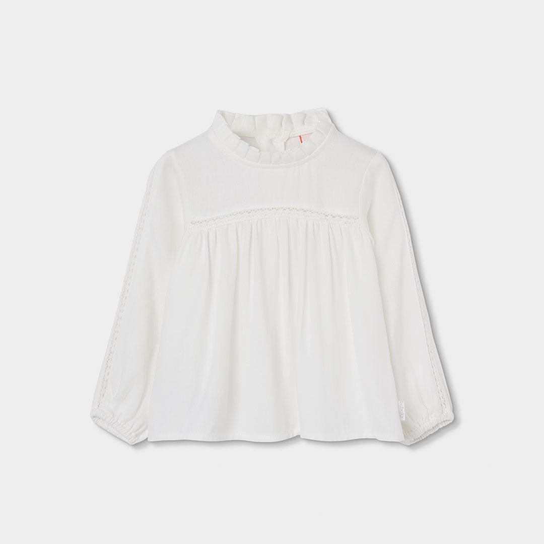 Blusa branca com renda e gola franzida