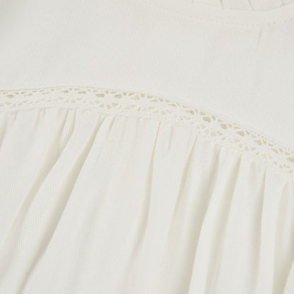 Blusa branca com renda e gola franzida