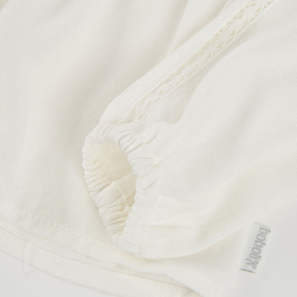 Blusa branca com renda e gola franzida