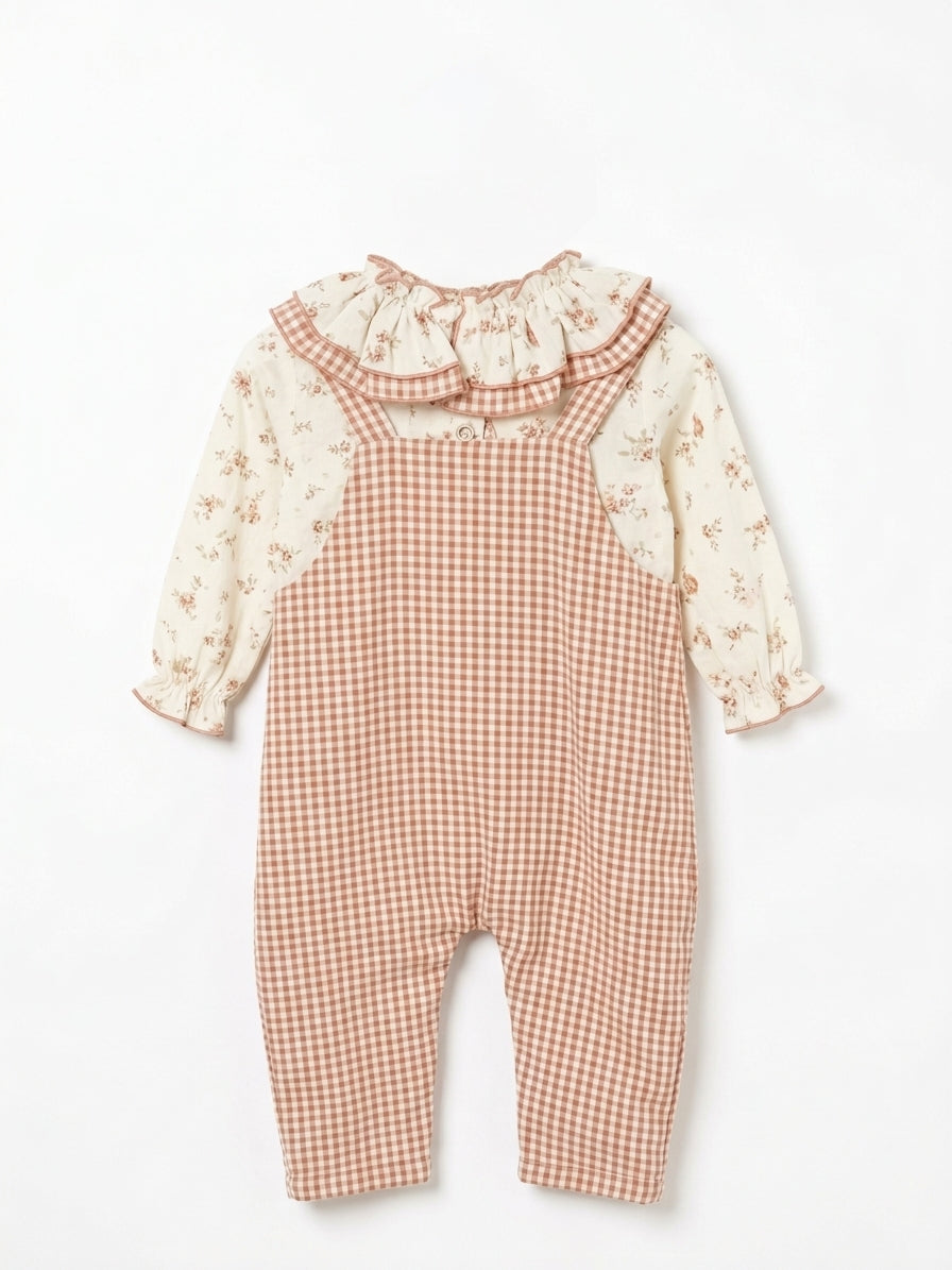 Conjunto Jardineiras Vichy e Blusa Com Folhos