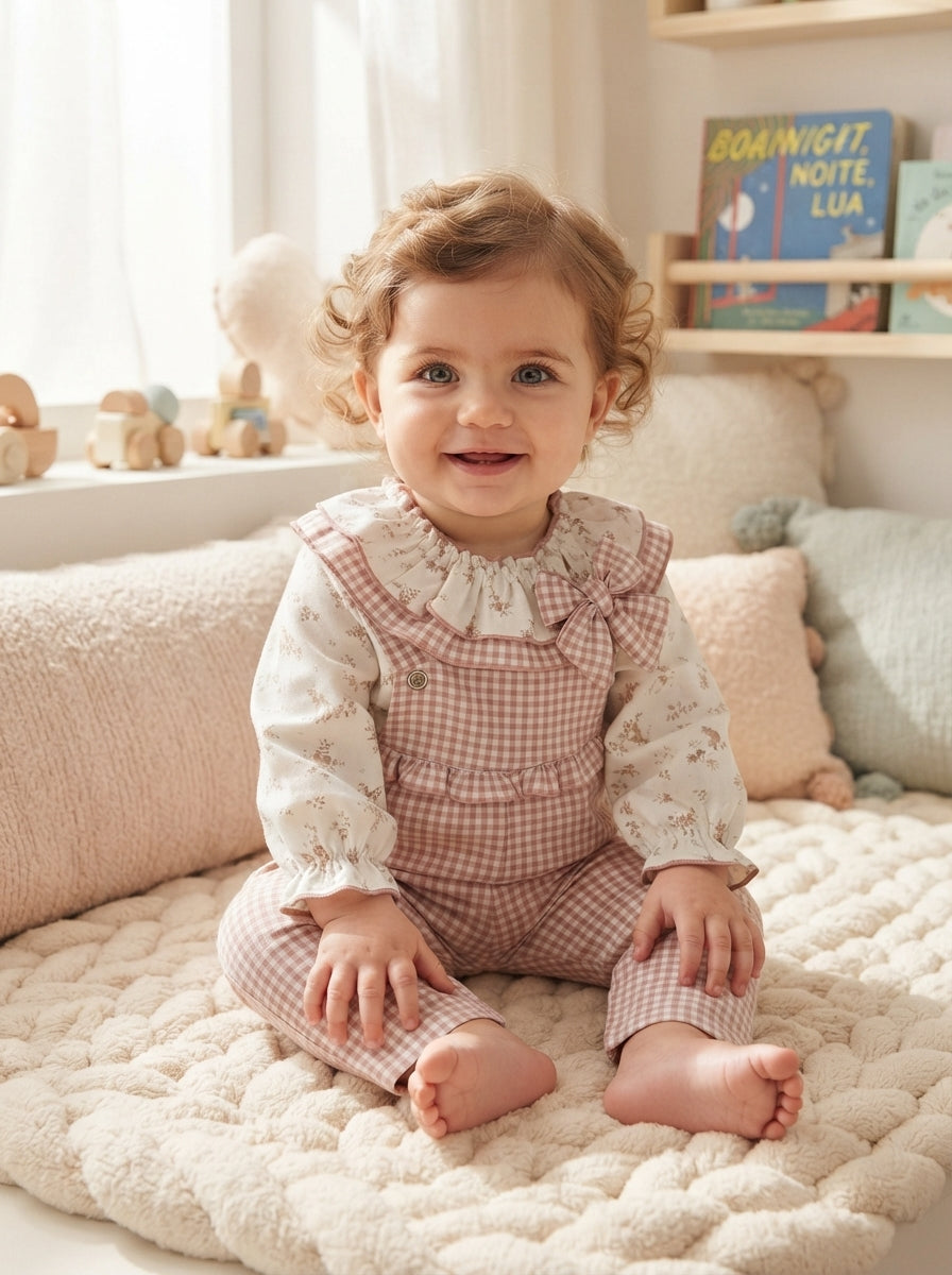 Conjunto Jardineiras Vichy e Blusa Com Folhos